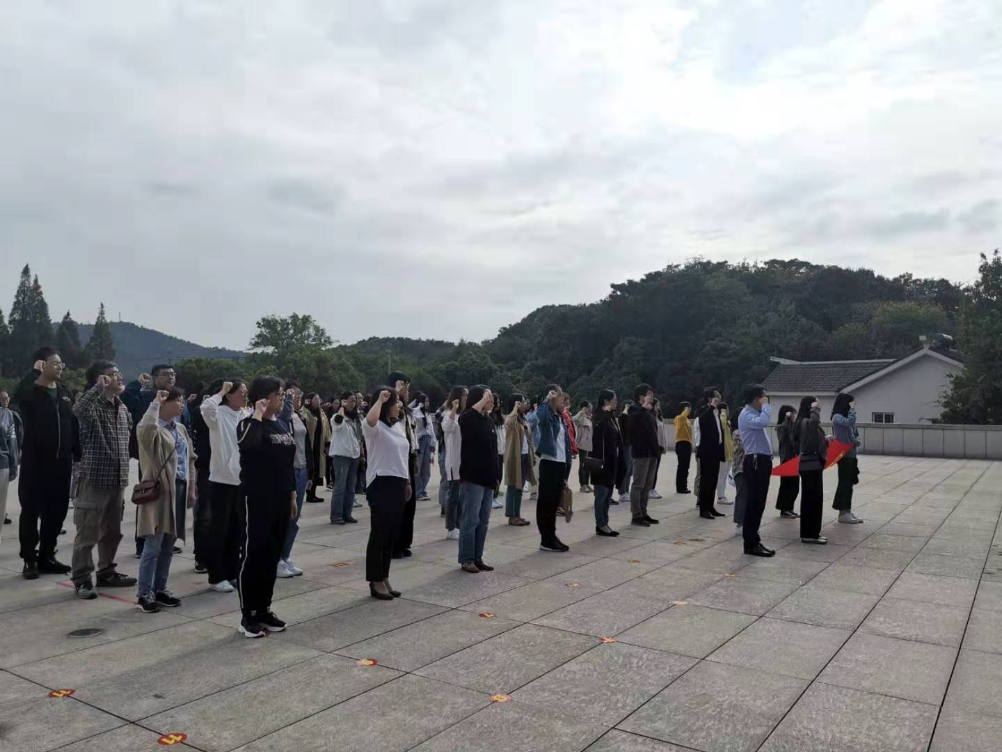 艺术学院主题党日,党员师生赴湖州烈士陵园学习.jpg