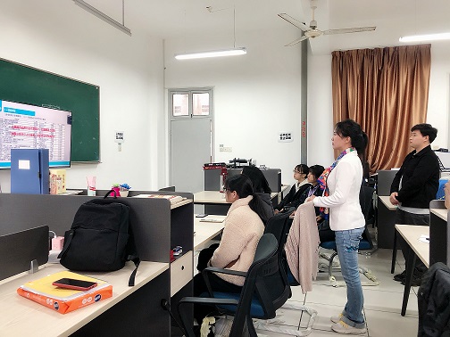 指导老师组织学生线下集中观看(小).jpg 指导老师组织学生线下集中观看(小).jpg